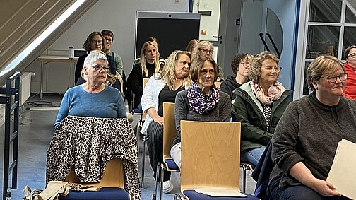 Blick in den Saal mit Teilnehmerinnen und Teilnehmern