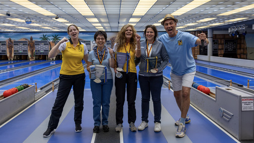 Sporteler auf der Kegelbahn