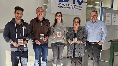 Gruppenfoto stehender Personen