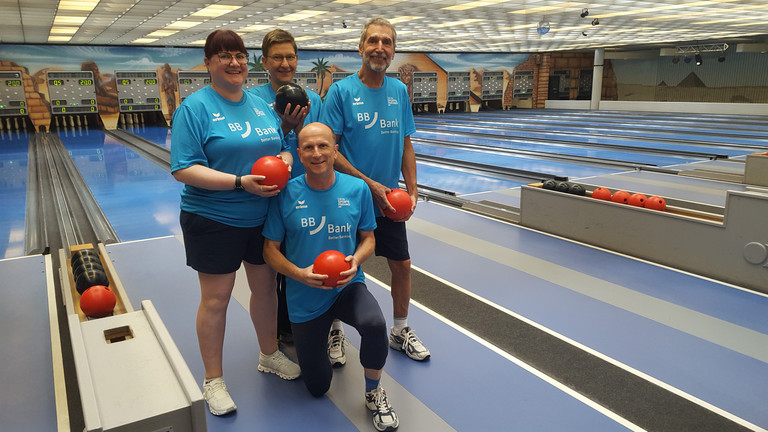 Mannschaft auf der Kegelbahn