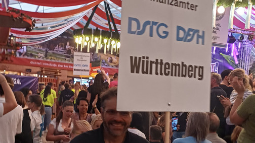 Mann mit einem Schild im Zelt