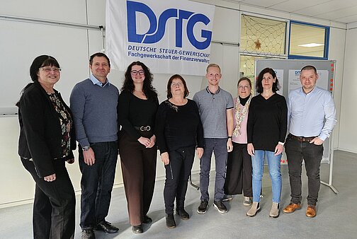 Gruppenfoto stehender Personen