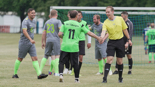 Fußballspieler mit Schiedsrichter