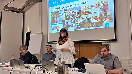 Rederin vor dem Beamer