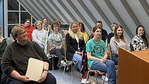 Blick in den Saal mit Teilnehmerinnen und Teilnehmern