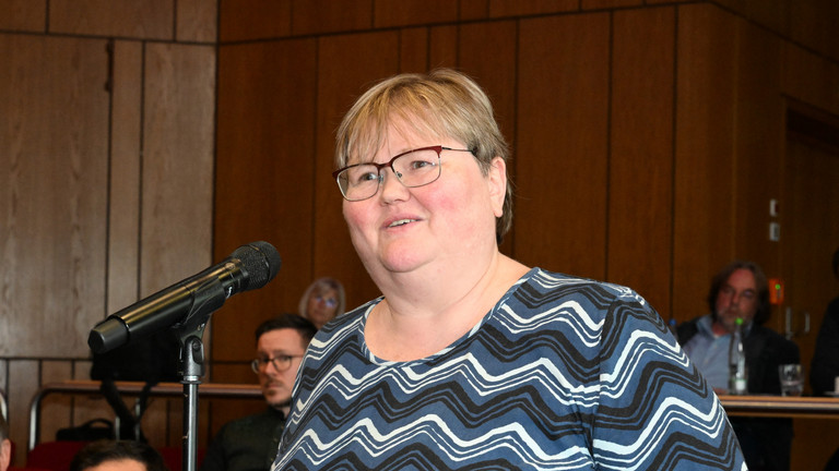 Eine Frau am Mikrofon