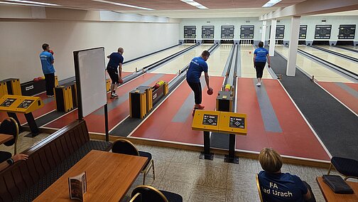 Kegelbahn mit Sportlerinnen und Sportlern