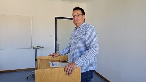 Ein Mann am Rednerpult