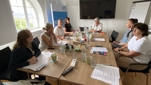 Mehrere Frauen sitzen um einen großen Tisch