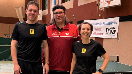 Sportler mit Tischtennisplatte