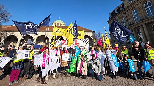 Männer und Frauen mit Plakten und Fahnen