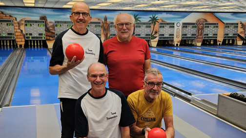 Mannschaft auf der Kegelbahn