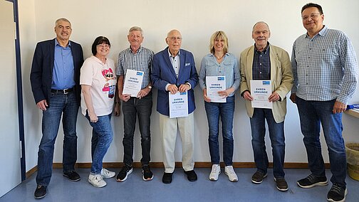 Gruppenbild mit Urkunden in den Händen
