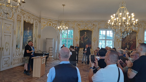 Ein Redner mit Publikum in einem Saal