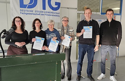 Gruppenfoto stehender Personen