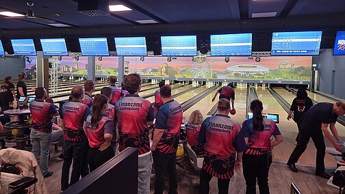 Blick auf die Bowlinbahn mit Sportlerinnen und Sportlern