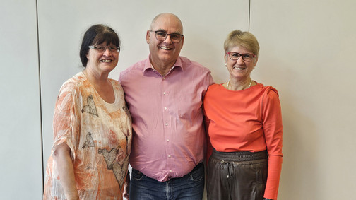 3 Personen stehen nebeneinander