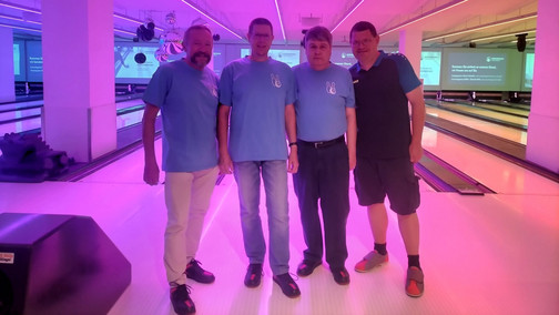 Männer vor der Kegelbahn