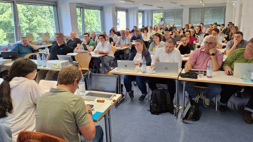 Die Teilnehmer sitzen im Saal