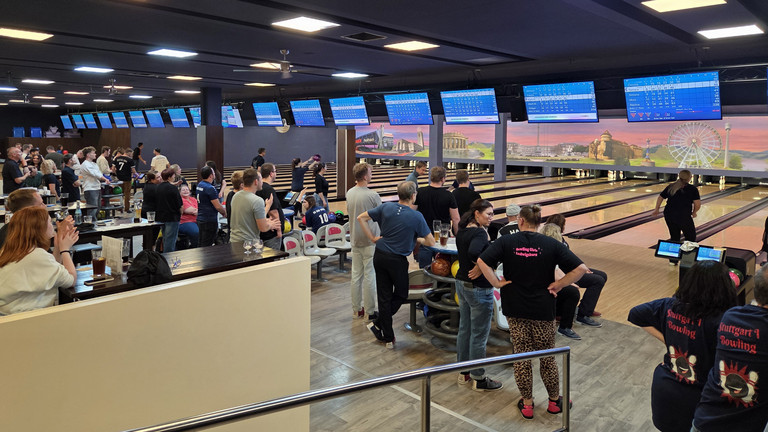 Eine Bowlinghalle mit mehreren Bahnen, auf denen Bowling gespielt wird