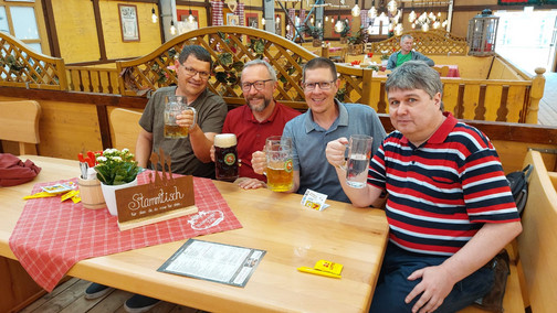 Männer auf einer Eckbank mit Tisch