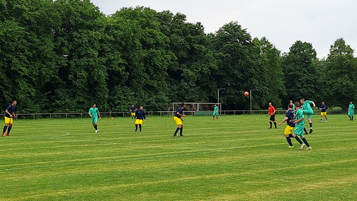 Fußballer spielen auf dem Fußballfeld
