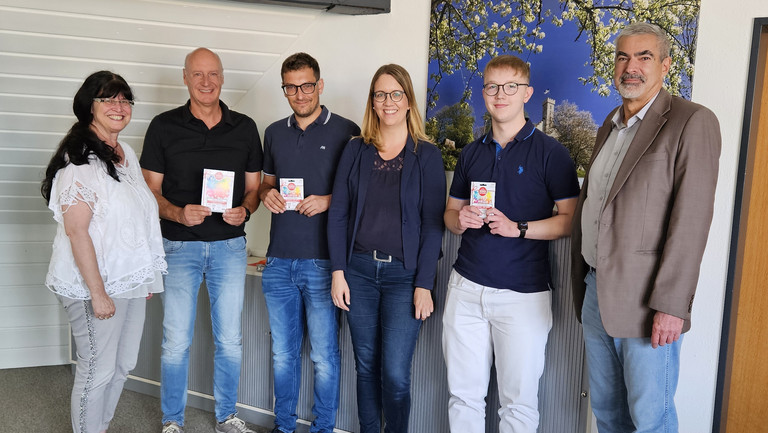 Gruppenbild mehrerer Personen. Tobola-Gewinner halten Gutscheine.