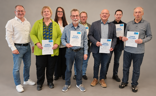 Gruppenfoto mit Jubilaren mit Ehrenurkunden